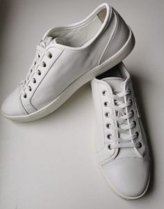 Beispiel von gepflegten weißen Schuhen