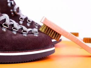 Hirschleder Schuh Pflege mit einer speziellen Schuhbürste