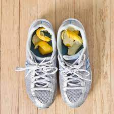 Beispiel von Zitronen in Schuhe für einen frischen Duft