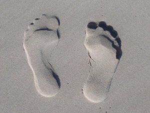 Zehen Abdrücke ohne Schuhe im Sand