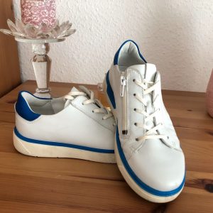 Beispiel von weißen gepflegten Schuhen/Sneaker