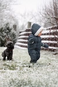 Kleinkind draußen im Schnee