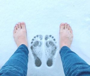 Barfuß ohne Schuhe im Schnee