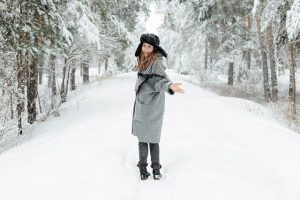 Mädchen geht im Winter in Leguano Kosmo Schuhen
