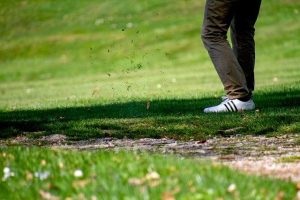 Golfschuhe auf Rasen