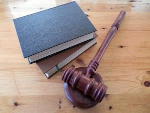 Rechtsprechung / Jura mit Hammer und Büchern