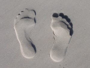 Beispiel eines Barfuß abdruckes im Sand