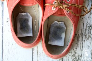 Beispiel von trockenen Teebeuteln in Schuhen gegen Gerüche